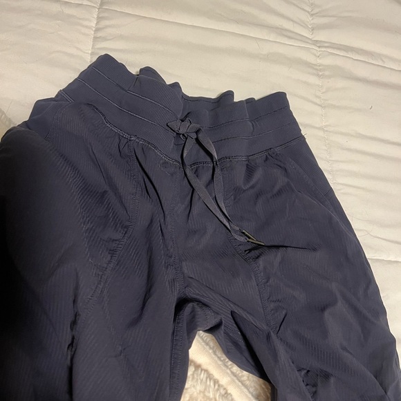 LULULEMON Dance Studio Mid-Rise Jogger
Full length size 6 black not worn - Picture 7 of 8